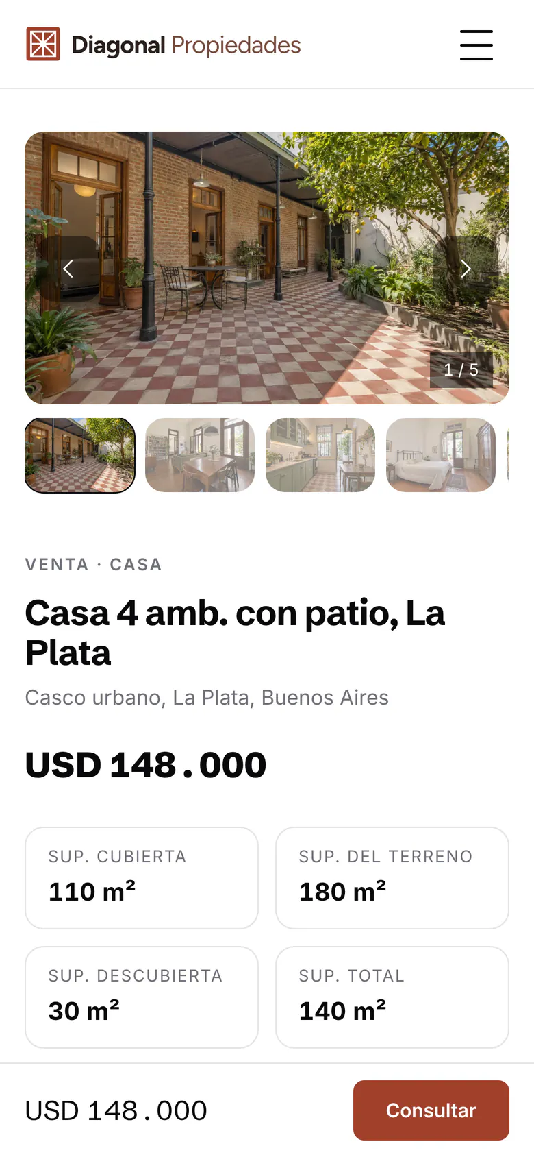 La ficha de una casa de 4 ambientes con patio en La Plata en la web de Diagonal Propiedades, vista en un celular, con el botón Consultar en su color ladrillo.
